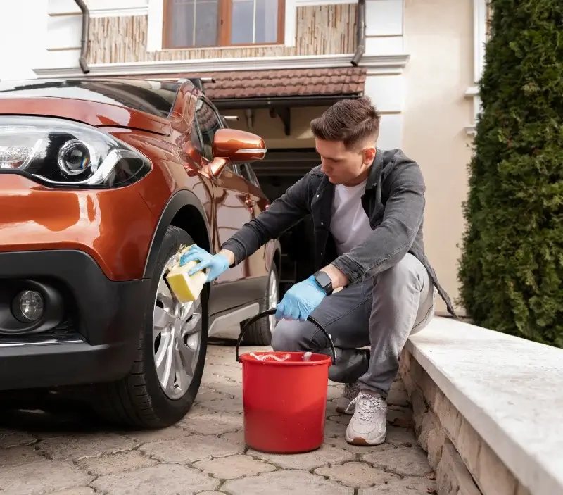 Lavage auto à domicile Vagnas : professionnel intervenant sur un véhicule